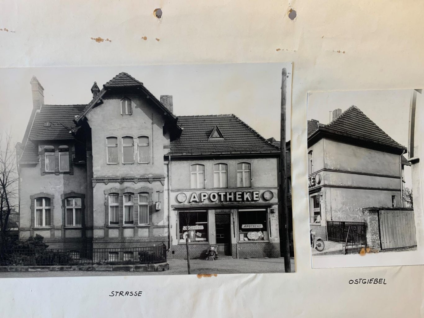 Schwarz-weiß Foto einer historischen Stadtansicht mit mehreren Gebäuden.